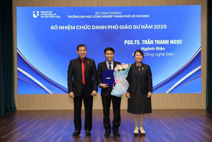 Ban Giám hiệu trao Quyết định cho 16 Giáo sư, Phó Giáo sư