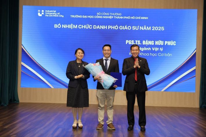 Ban Giám hiệu trao Quyết định cho 16 Giáo sư, Phó Giáo sư