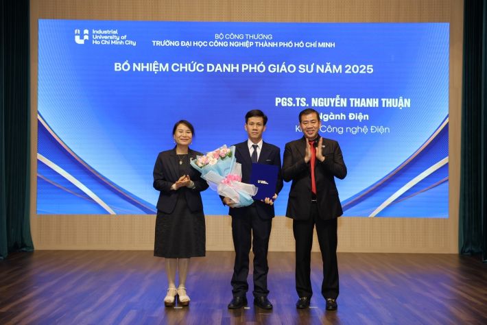 Ban Giám hiệu trao Quyết định cho 16 Giáo sư, Phó Giáo sư