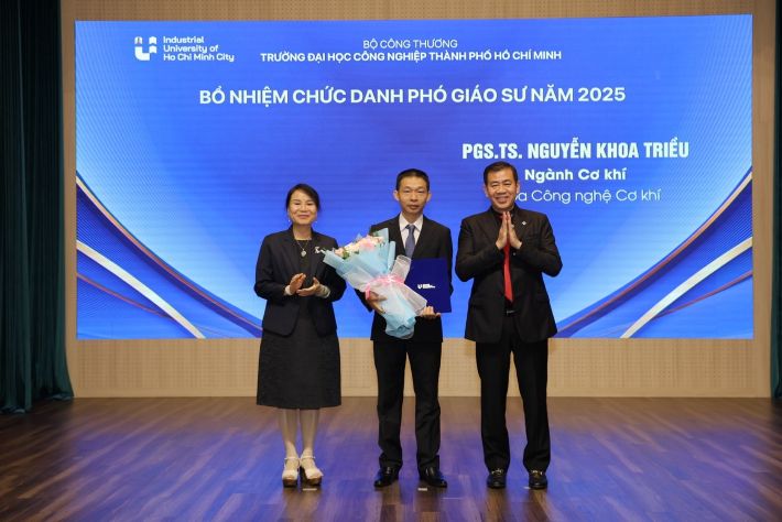 Ban Giám hiệu trao Quyết định cho 16 Giáo sư, Phó Giáo sư