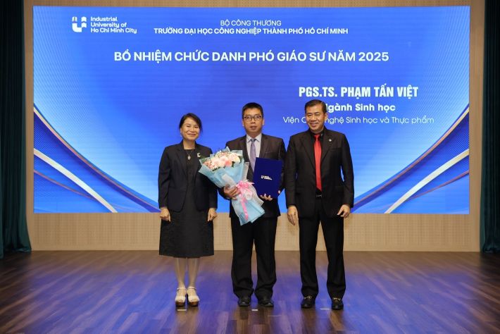 Ban Giám hiệu trao Quyết định cho 16 Giáo sư, Phó Giáo sư