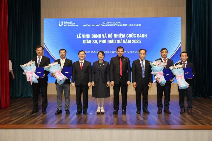 Ban Giám hiệu trao Quyết định cho 16 Giáo sư, Phó Giáo sư