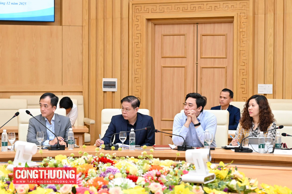 Bộ trưởng nhấn mạnh, tiến độ sửa đổi, hoàn thiện dự thảo Nghị quyết là rất gấp, đòi hỏi tinh thần làm việc khẩn trương, nghiêm túc, tập trung cao độ.