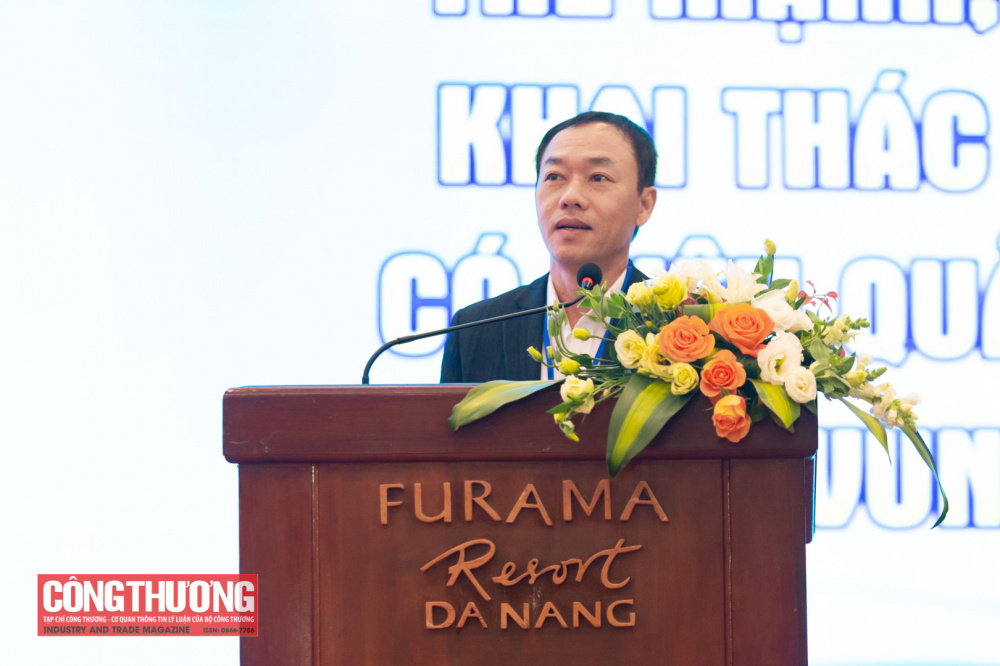 Các đại biểu trình bày tham luận tại Hội nghị