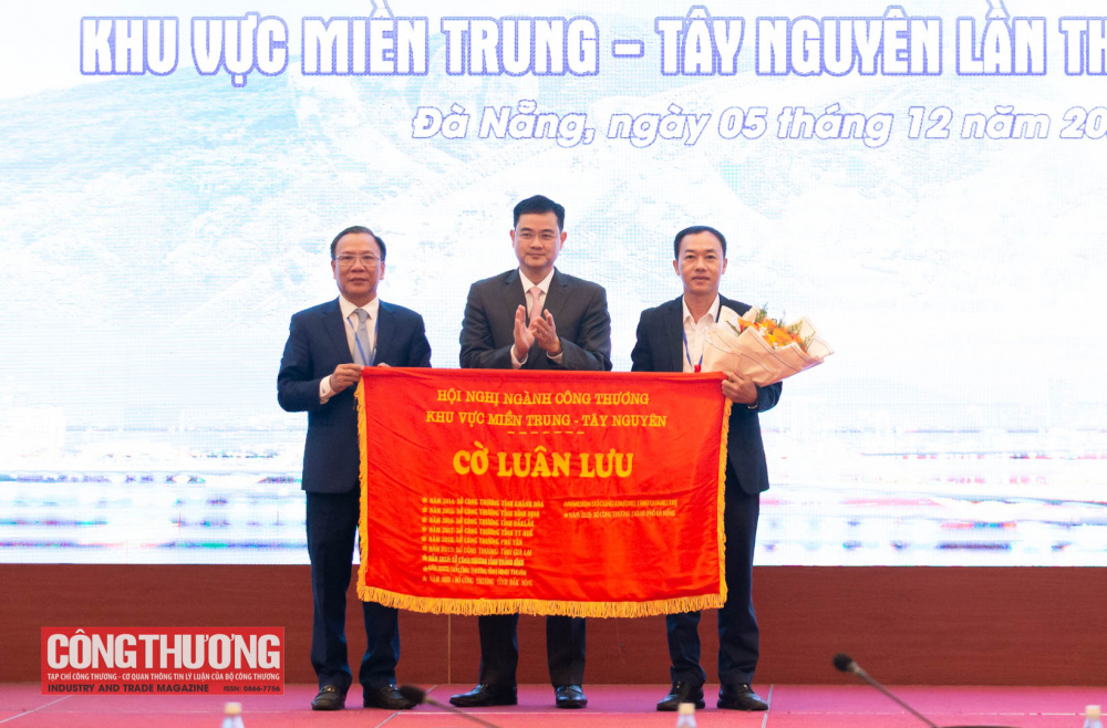 trao cờ đăng cai tổ chức Hội nghị ngành Công Thương khu vực miền Trung - Tây Nguyên năm 2026 cho tỉnh Quảng Ngãi