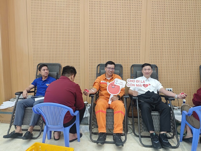 Cán bộ, người lao động Nhà máy Nhiệt điện Thái Bình 1 và 2 thực hiện hiến máu.