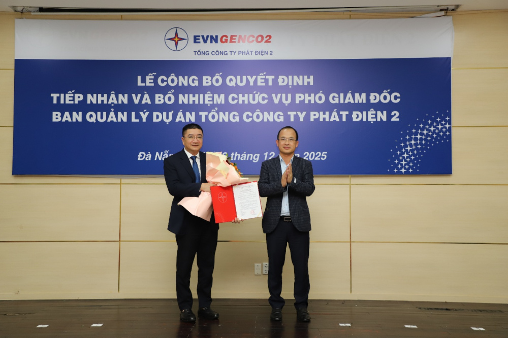 Ông Nguyễn Hữu Thịnh trao quyết định bổ nhiệm và tặng hoa chúc mừng ông Đào Xuân Đức