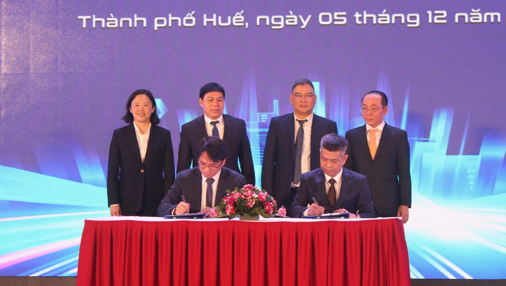 Ký kết hợp đồng hợp dịch vụ kỹ thuật tại nhà máy Việt Nam giữa Kim Long Motor và Yuchai - Ảnh: VGP