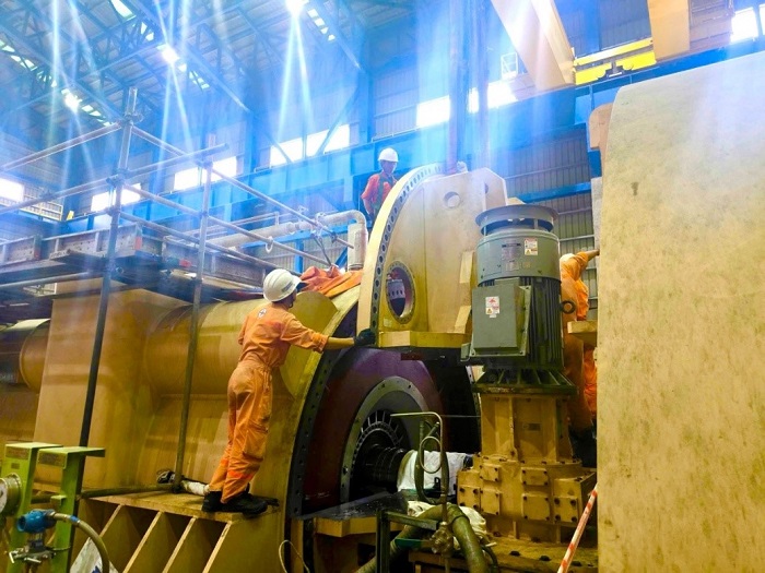 Đội ngũ kỹ thuật Công ty EPS thực hiện kiểm tra, bảo dưỡng hệ thống máy phát tổ máy S2 NMNĐ Thái Bình 2