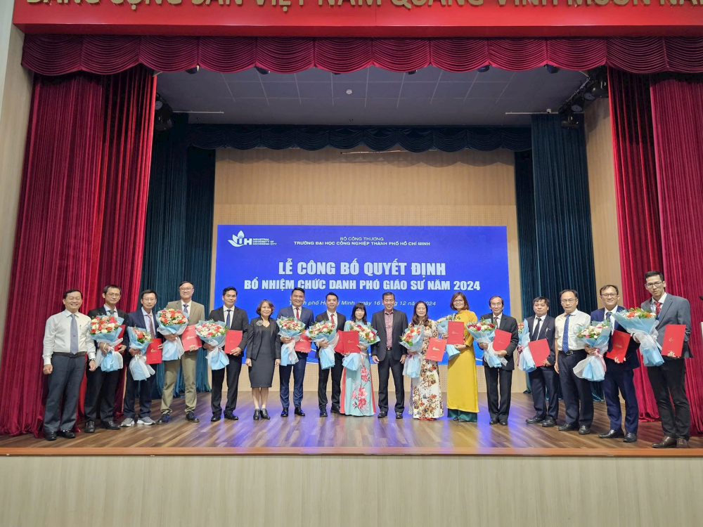 Trường Đại học Công nghiệp TP.HCM (IUH) tổ chức lễ vinh danh và trao quyết định bổ nhiệm chức danh Phó Giáo sư (PGS) năm 2024 cho 13 giảng viên.