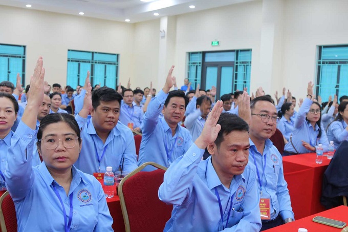 Các đại biểu biểu quyết thông qua chương trình, báo cáo trình tại Đại hội. 