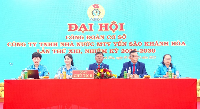 Đoàn Chủ tịch điều hành Đại hội Công đoàn Công ty Yến sào Khánh Hòa.