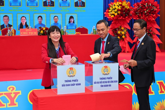 Lãnh đạo Công ty Yến sào Khánh Hòa bầu Ban chấp hành khóa XIII.