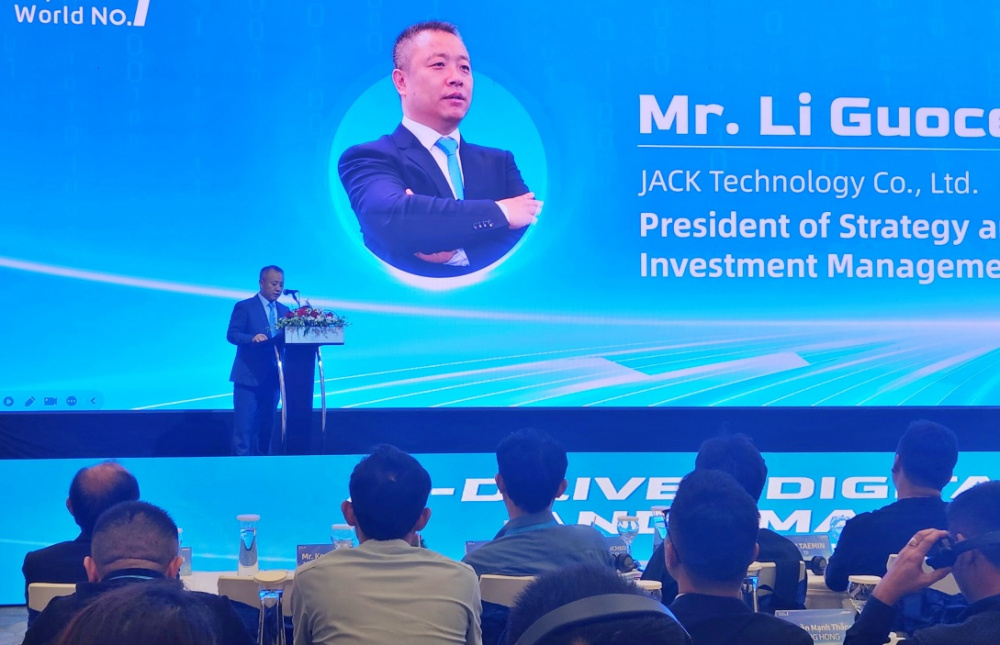 diễn giả trình bày về các giải pháp thông minh trong ngành Dệt may