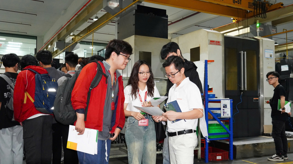 thuyết trình trực tiếp trước Ban Giám khảo