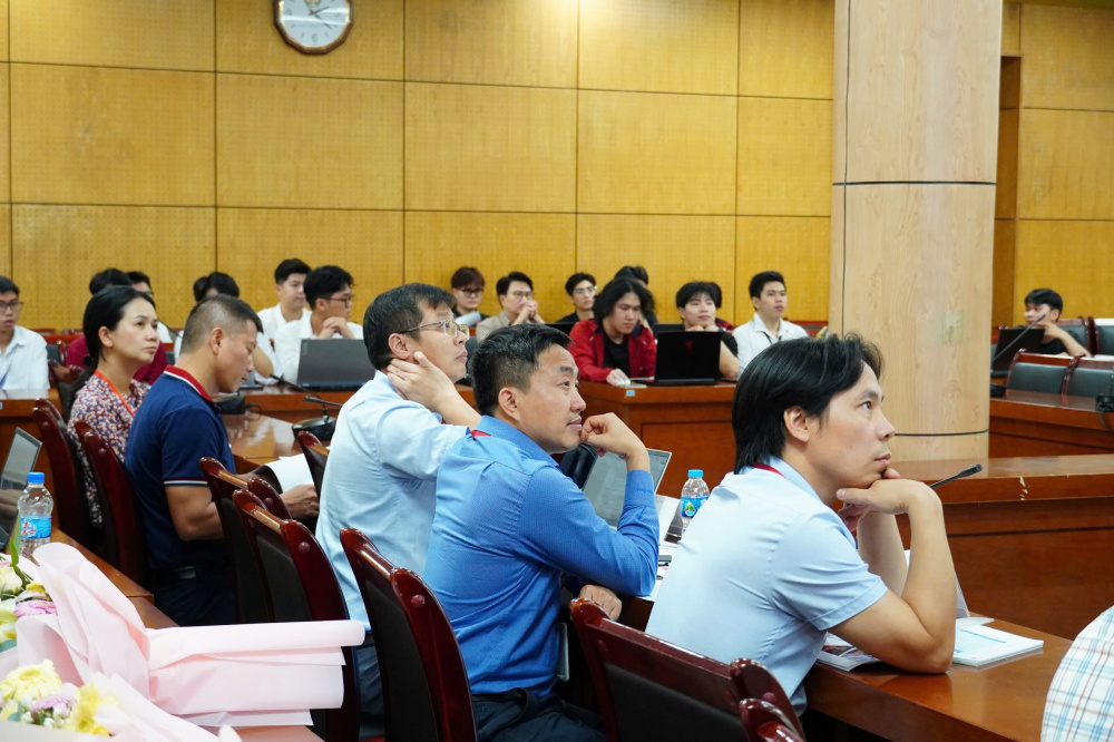 thuyết trình trực tiếp trước Ban Giám khảo