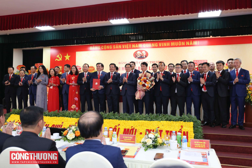 Phó Thủ tướng: Bộ Công Thương giữ vững vai trò là "lá cờ đầu" trên mặt trận kinh tế, điểm tựa cho doanh nghiệp