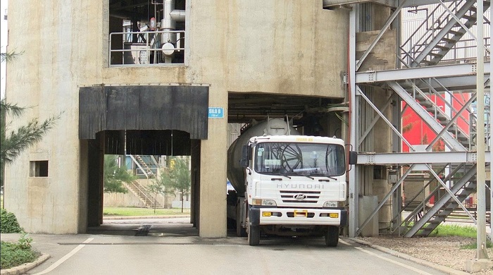 Xe đang lấy tro bay tại Nhà máy Nhiệt điện Vĩnh Tân 4
