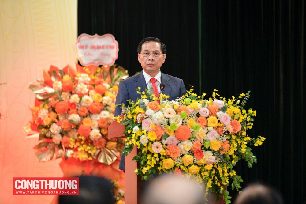 Phó Thủ tướng nhấn mạnh, trong thành tích chung của cả nước, ngành Công Thương đã dồn sức, đồng lòng, chủ động, sáng tạo, đột phá để góp phần "chuyển đổi trạng thái", đóng góp toàn diện vào kết quả phát triển kinh tế - xã hội