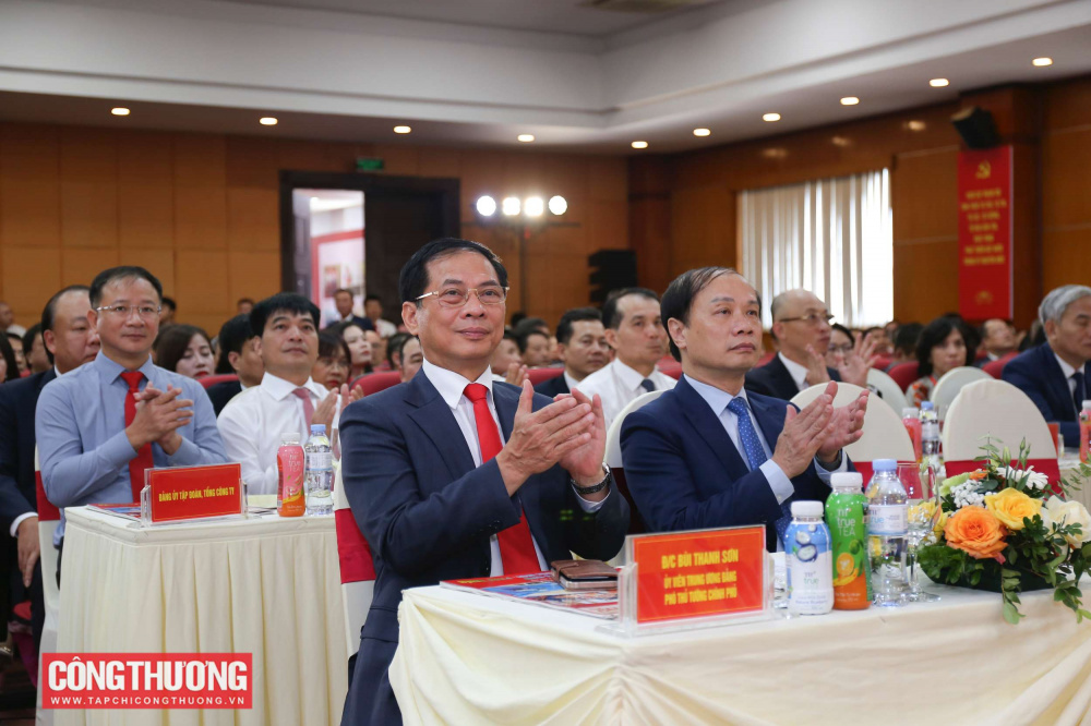 Phó Thủ tướng: Bộ Công Thương giữ vững vai trò là "lá cờ đầu" trên mặt trận kinh tế, điểm tựa cho doanh nghiệp