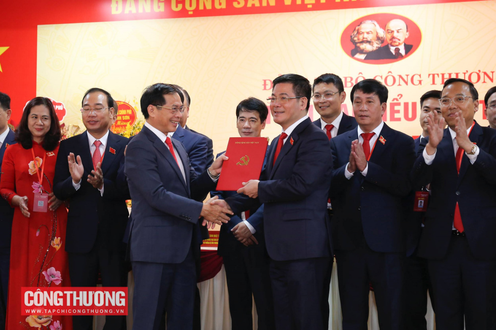 Đồng chí Bùi Thanh Sơn - Ủy viên Trung ương Đảng, Ủy viên Đảng ủy Chính phủ, Phó Thủ tướng Chính phủ trao Quyết định và hoa chúc mừng Đảng bộ Bộ Công Thương