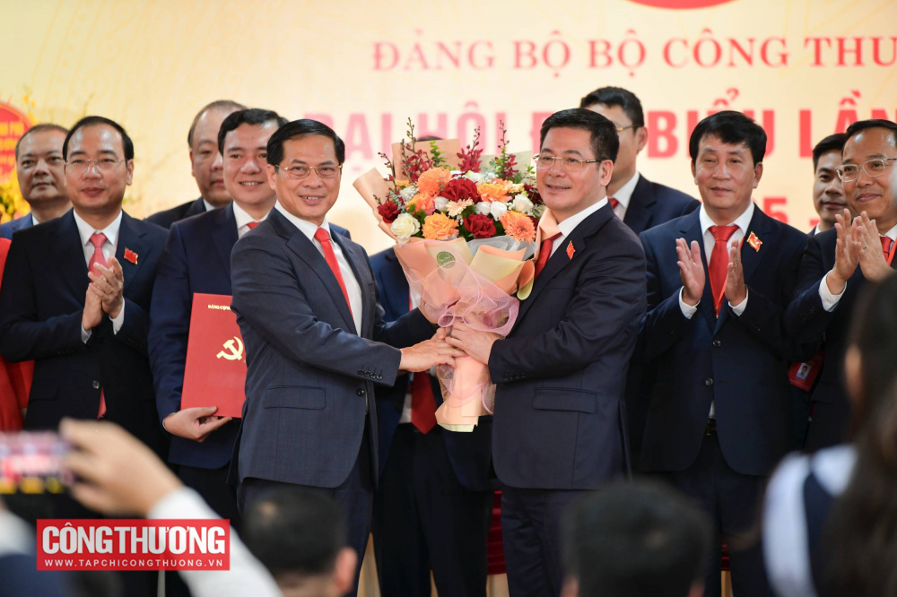 Đồng chí Bùi Thanh Sơn - Ủy viên Trung ương Đảng, Ủy viên Đảng ủy Chính phủ, Phó Thủ tướng Chính phủ trao Quyết định và hoa chúc mừng Đảng bộ Bộ Công Thương
