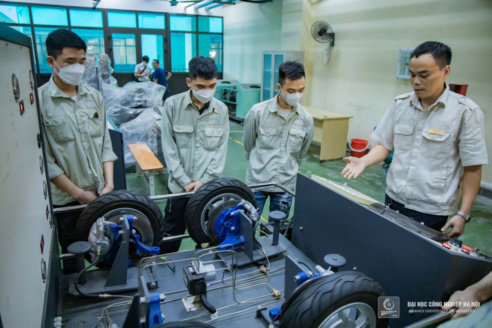 Sinh viên có kết quả học tập loại xuất sắc, giảng viên, nghiên cứu viên, chuyên gia, cán bộ quản lý, kỹ thuật viên, công nhân kỹ thuật được hỗ trợ kinh phí đào tạo, bồi dưỡng ở trong nước và ngoài nước về kỹ thuật, công nghệ sản xuất sản phẩm công nghiệp hỗ trợ từ Chương trình phát triển công nghiệp hỗ trợ và các chương trình, dự án đào tạo nguồn nhân lực khác