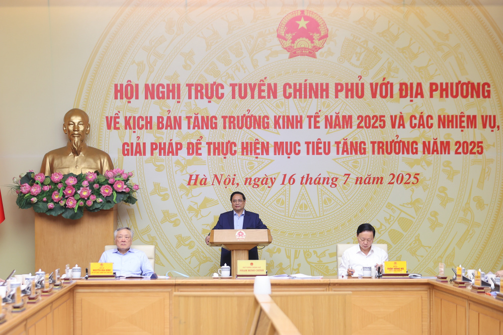 Thủ tướng Phạm Minh Chính chủ trì Hội nghị trực tuyến Chính phủ với địa phương về kịch bản tăng trưởng kinh tế năm 2025 và các nhiệm vụ, giải pháp để thực hiện mục tiêu tăng trưởng năm 2025 - Ảnh: VGP/Nhật Bắc
