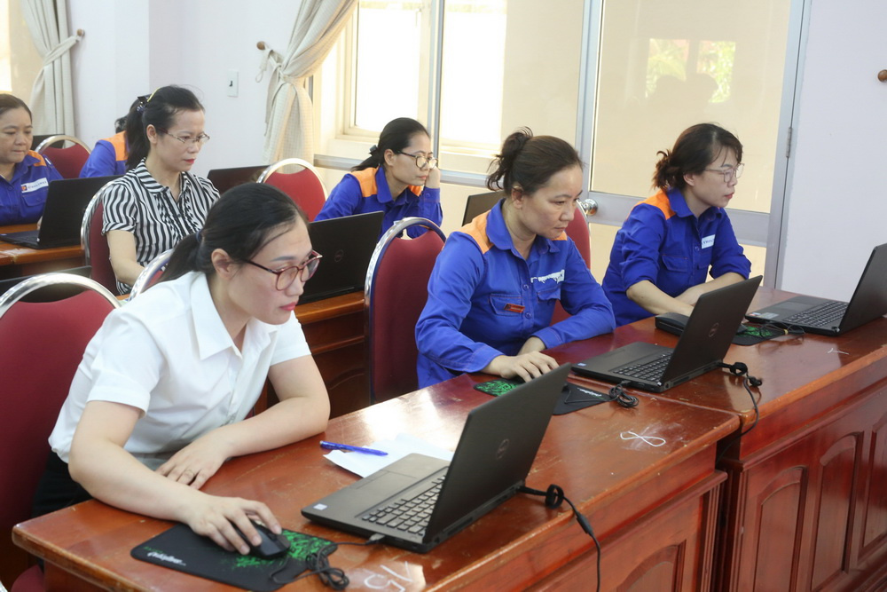 Các thi sinh tập trung làm bài trên hệ thống phần mềm trực tuyến LMS