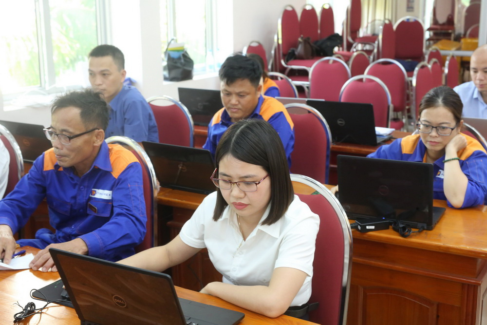 Thí sinh tập trung cao độ với phần thi của mình.