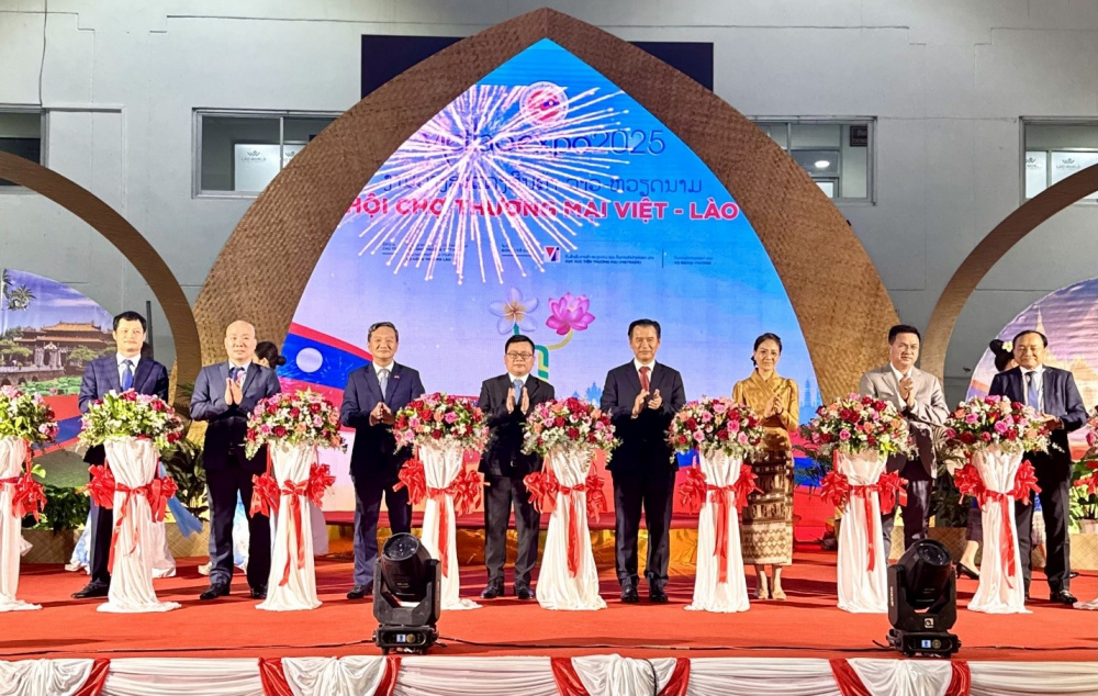 Khai mạc Hội chợ thương mại Việt Nam - Lào 2025