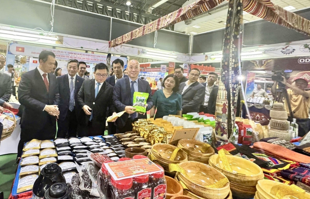 Khai mạc Hội chợ thương mại Việt Nam - Lào 2025