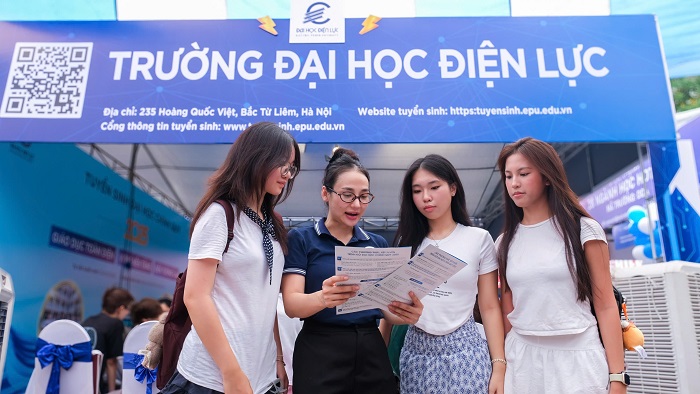 Cán bộ tư vấn tuyển sinh chia sẻ với thí sinh.