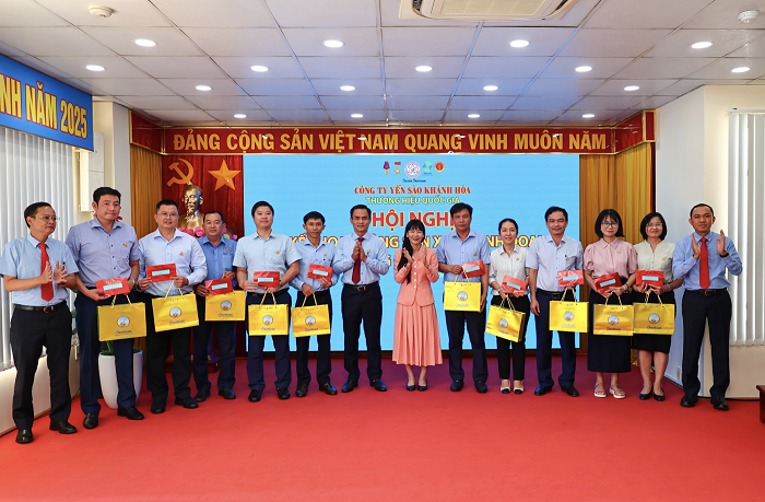 Lãnh đạo công ty khen thưởng cho các tập thể có kết quả kinh doanh tốt.