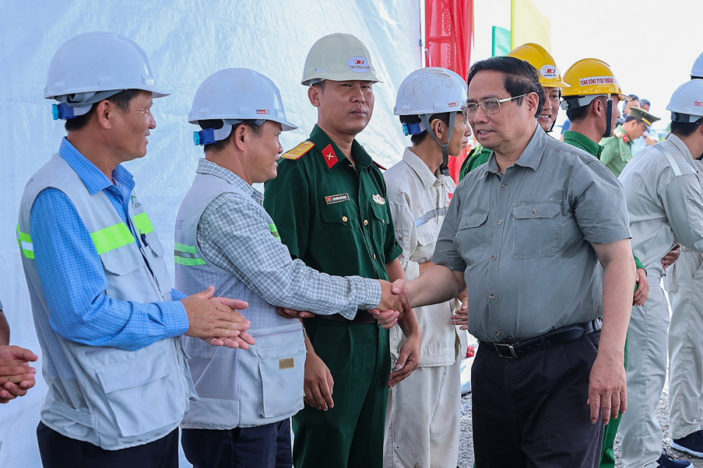Thủ tướng Phạm Minh Chính kiểm tra, động viên đội ngũ cán bộ, công nhân, người lao động trên công trường dự án thành phần 1 tuyến cao tốc Châu Đốc - Cần Thơ - Sóc Trăng - Ảnh: VGP