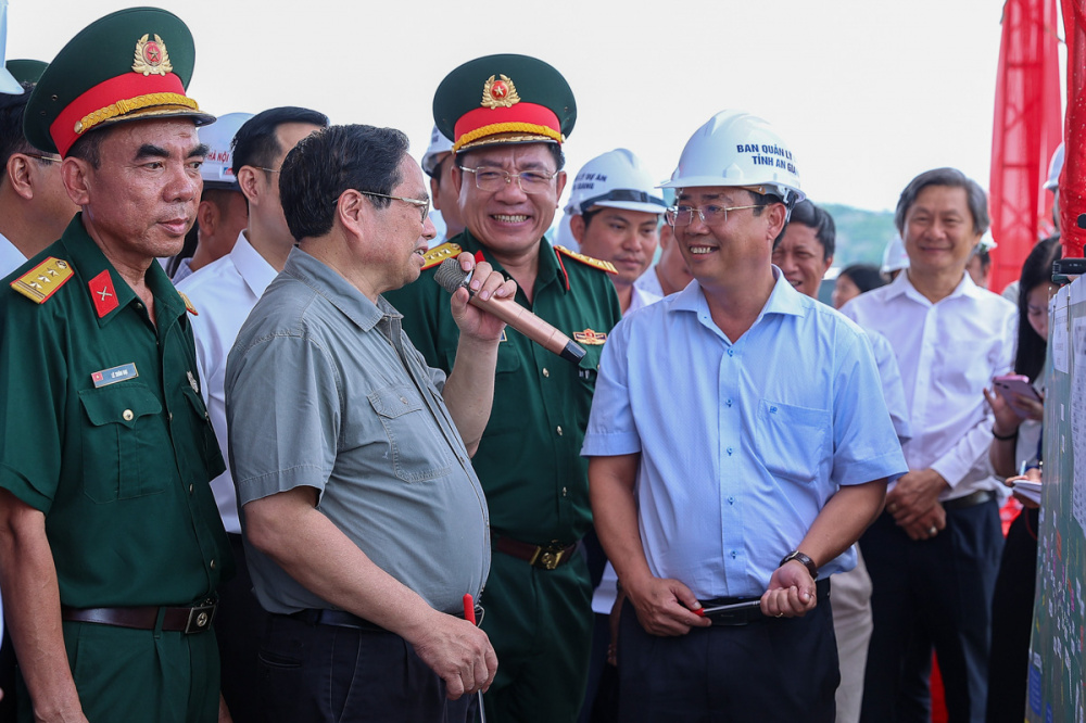 Thủ tướng biểu dương cấp ủy, chính quyền, nhân dân tỉnh An Giang đã nỗ lực giải quyết các khó khăn, vướng mắc và triển khai dự án thành phần 1 vượt tiến độ - Ảnh: VGP