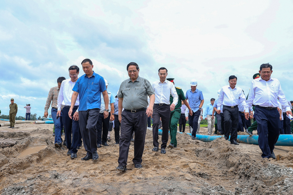 Thủ tướng kiểm tra thực địa dự án thành phần 1 tuyến cao tốc Châu Đốc - Cần Thơ - Sóc Trăng - Ảnh: VGP