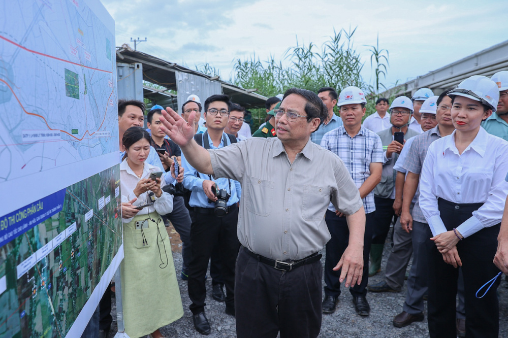 Thủ tướng Phạm Minh Chính chỉ đạo tiếp tục rút ngắn tiến độ, phấn đấu hoàn thành, thông tuyến dự án thành phần 1 dự án Cao Lãnh – An Hữu vào 19/12/2025 - Ảnh: VGP
