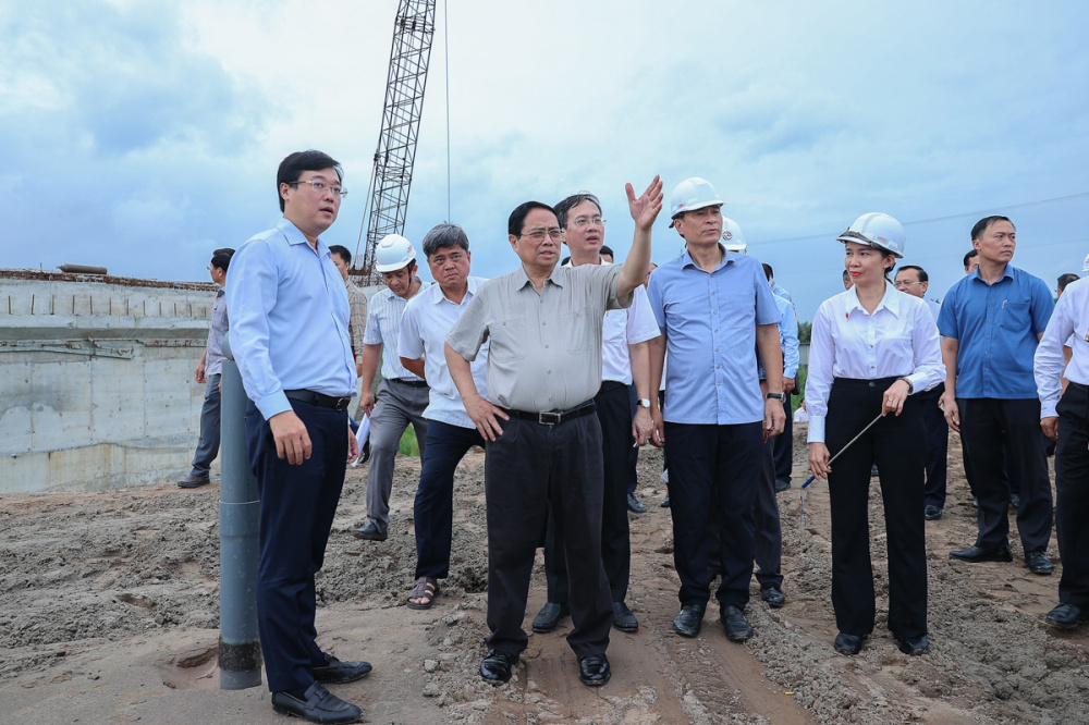 Thủ tướng Phạm Minh Chính kiểm tra thực địa dự án thành phần 1 tuyến Cao Lãnh - An Hữu - Ảnh: VGP