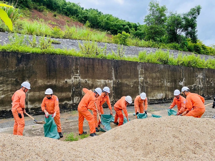 Các công nhân khẩn trương thực hiện công tác chống lũ, đảm bảo an toàn Nhà máy