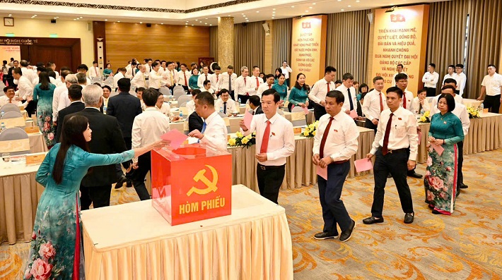 Các đại biểu bỏ phiếu tại Hội nghị