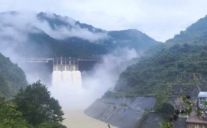 Tại thời điểm xuất hiện đỉnh lũ 12.800m3/s lúc 2h ngày 23/7, hồ chứa Thủy điện Bản Vẽ đã xả nước qua công trình là 3.285m3/s, cắt giảm đến 74% lưu lượng đỉnh lũ
