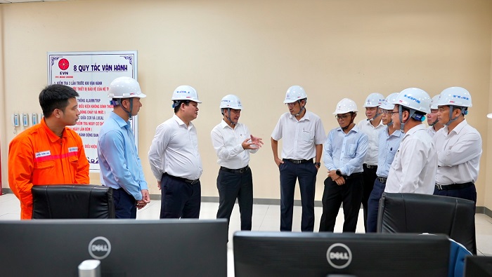 Ông Lê Văn Danh - Tổng Giám đốc EVNGENCO3 (Thứ 4 từ trái qua) kiểm tra thực tế công tác sản xuất điện và chuẩn bị đại tu tổ máy S1