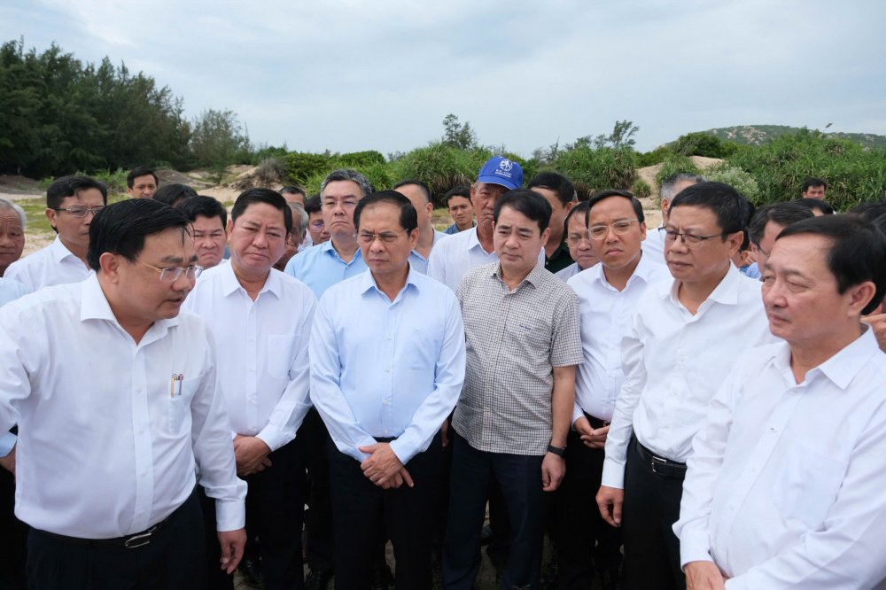 Phó Thủ tướng Bùi Thanh Sơn và đoàn công tác Trung ương nghe báo cáo về thông tin dự án