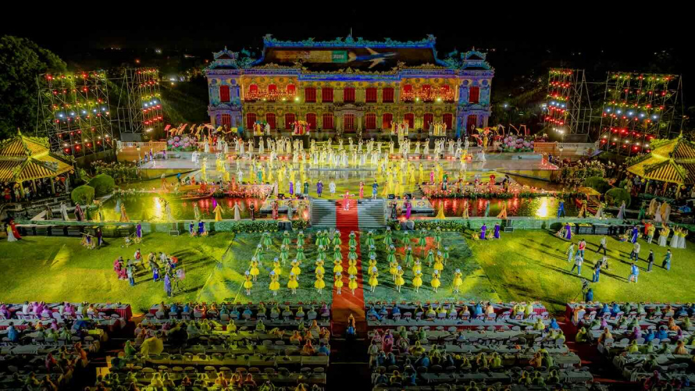 Quảng bá du lịch đa nền tảng cùng mô hình “kinh tế lễ hội” - tạo lịch sự kiện quanh năm để thu hút du khách đã mang đến một sự trở lại ngoạn mục cho trải nghiệm du lịch Huế.