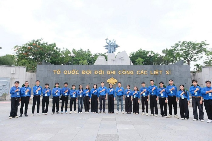 Sinh viên Trường Đại học Điện Lực tưởng niệm, tri ân tại Nghĩa trang Liệt sĩ Quốc gia Đường 9.