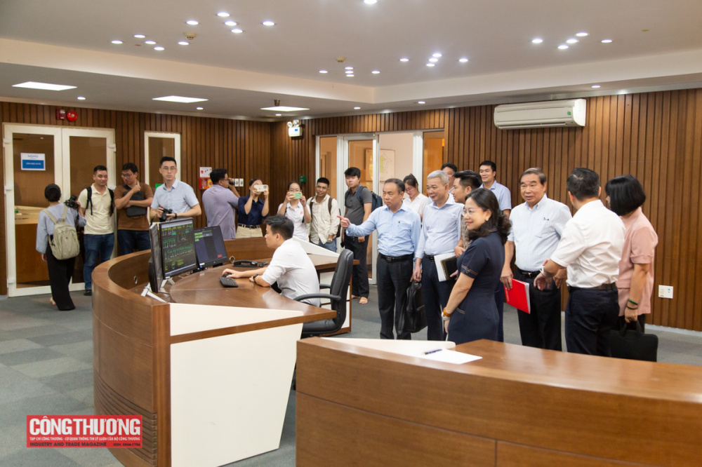 Các đại biểu tham quan phòng điều khiển hệ thống điện
