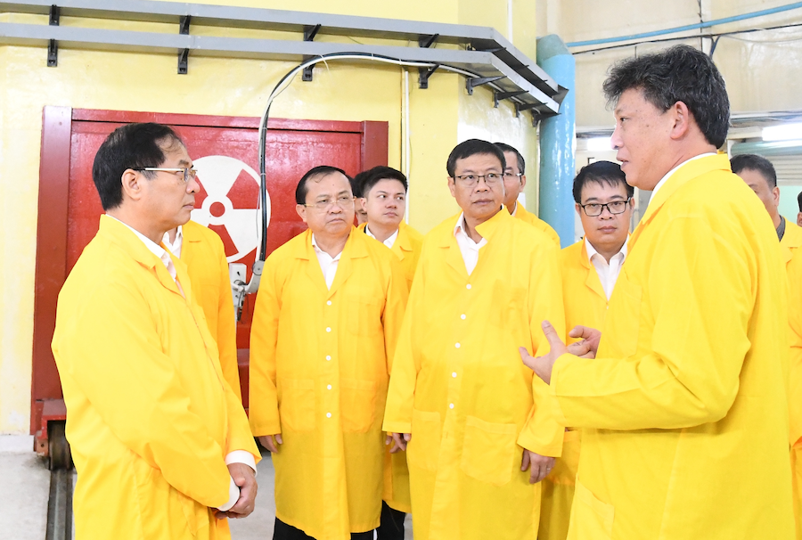Phó Thủ tướng Bùi Thanh Sơn nghe báo cáo về hoạt động của Lò phản ứng hạt nhân Đà Lạt - Ảnh: VGP