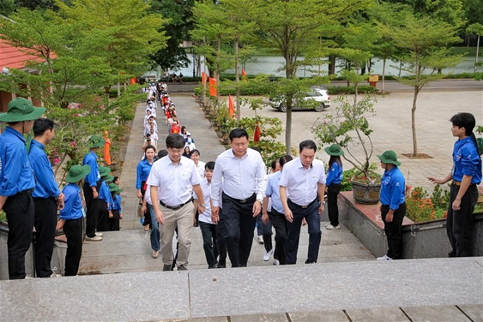 Đoàn công tác Trường Đại học Điện lực vừa đến dâng hoa, dâng hương tưởng niệm các Anh hùng Liệt sĩ tại Nghĩa trang Liệt sĩ Quốc gia Trường Sơn