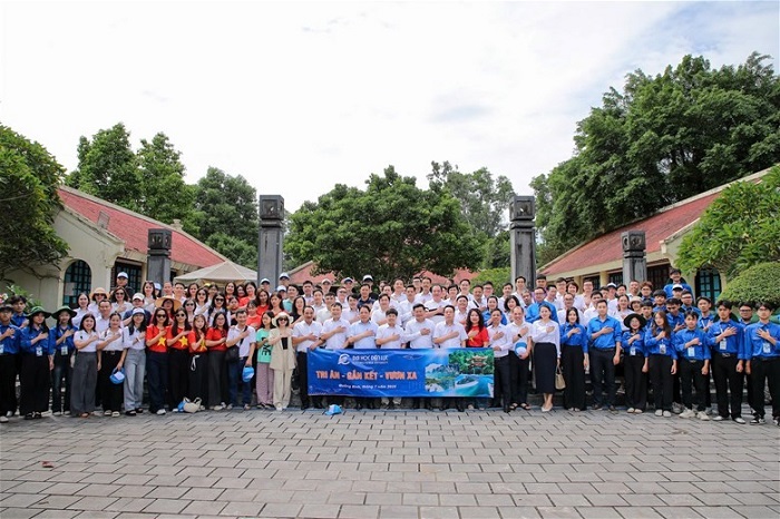tập thể cán bộ, giảng viên, sinh viên Trường Đại học Điện lực